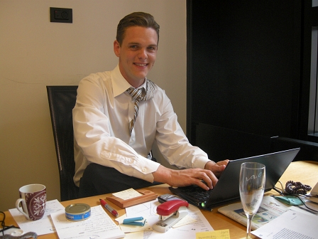 christopher fjellner in seinem büro im eu parlamentsgebäude in strassburg 